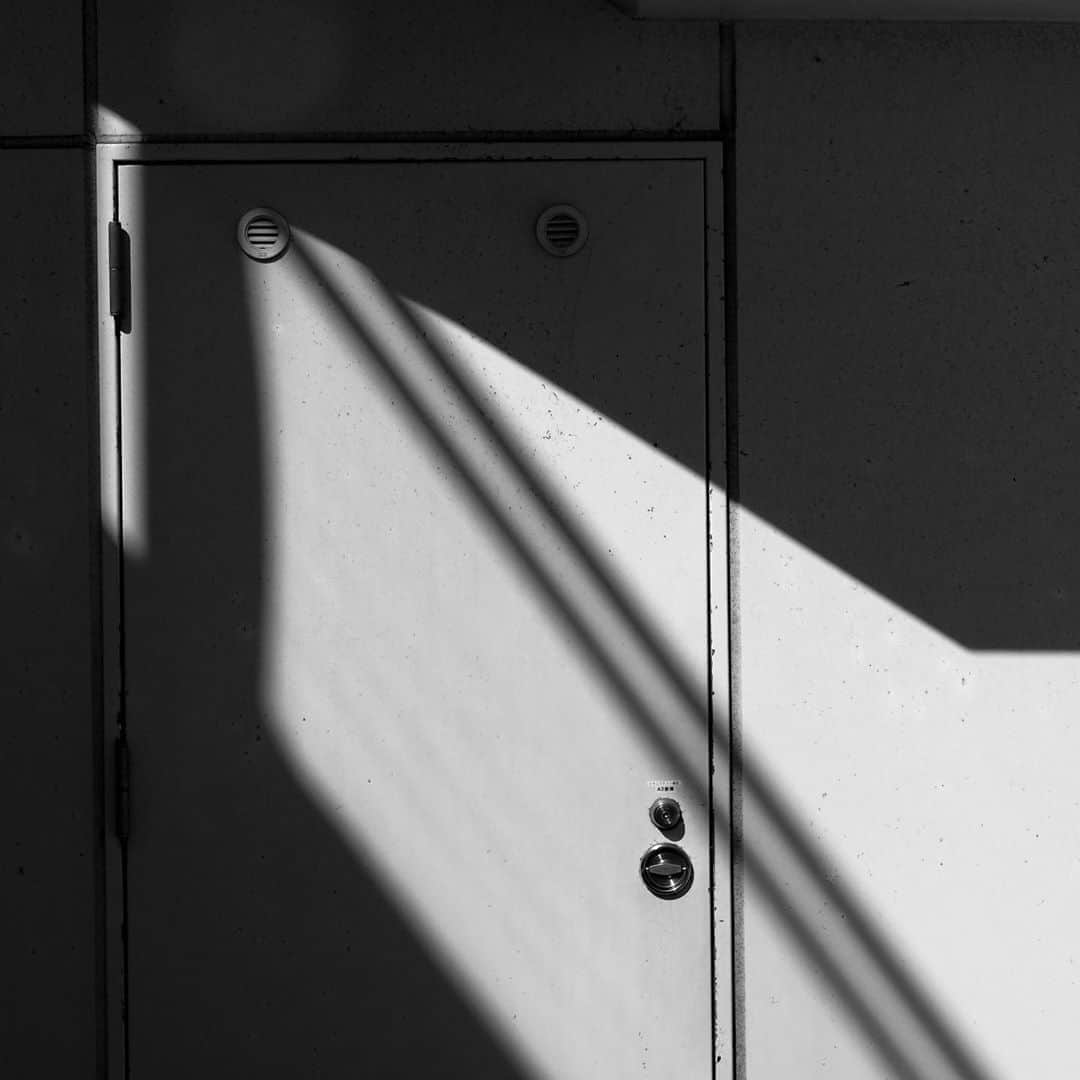 naotakeのインスタグラム：「ドア - A door / X-T2 & Snapseed, 20200816 . . この暑さでエアコンフル稼働だと、燃料がドンドン減っていく。 . . #spicollective #royalsnappingartists #infamous_family #rsa_main #infinity_photo_cult #2_fineart #jp_gallery_member #jp_gallery_bnw #trb_bnw #wp_bnw  #bnw_life #bnwlife_member #bnw_life_shots #bnw_captures #world_bnw #top_bnw #team_jp_ #team_jp_モノクロ #ig_energy_bw #ig_nihon #streetphotographybnw #igersjp #blackandwhite #bnw #bnwphoto #monochrome #bw #bnwphotography #今日もx日和 #fujifilmxseries」