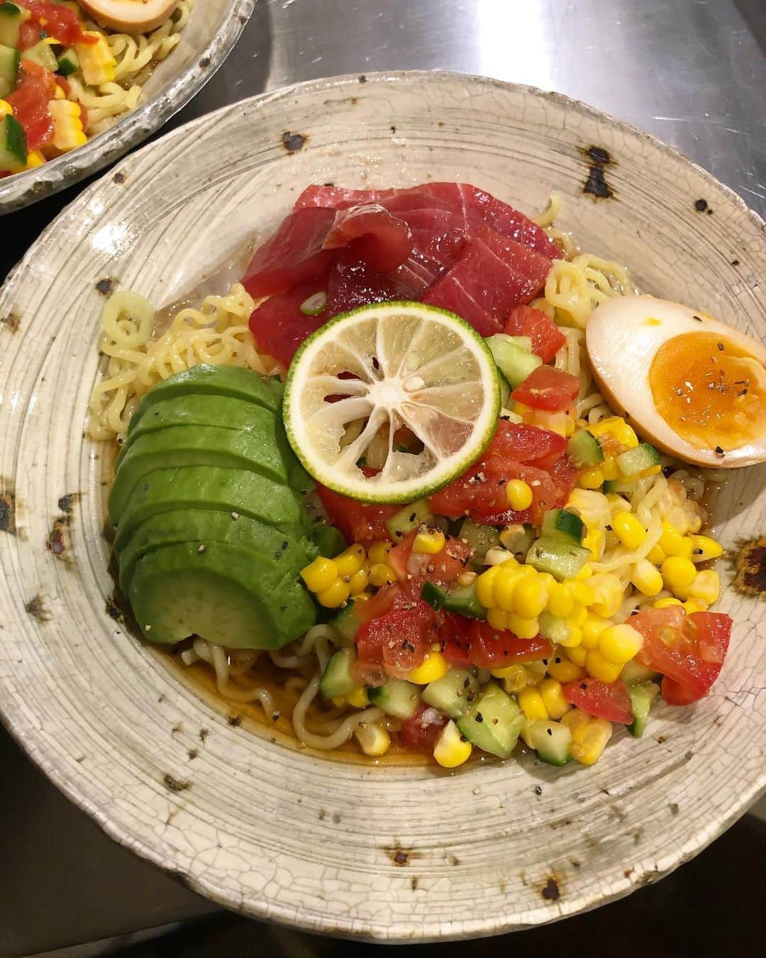 masakiさんのインスタグラム写真 - (masakiInstagram)「夏の冷たいラーメン 毎日何を食べればいいか、 具をかえて、麺をかえての繰り返し。 そんなんで、今日はざるラーメンに アボガドと漬マグロ、半熟たまご、野菜は切り方かえて。 あつ森は豚肉バージョン。 青柚子のいい香り♡ さてぼぼちゃん、明日は何食べよか。」8月15日 22時28分 - mogurapicassowols