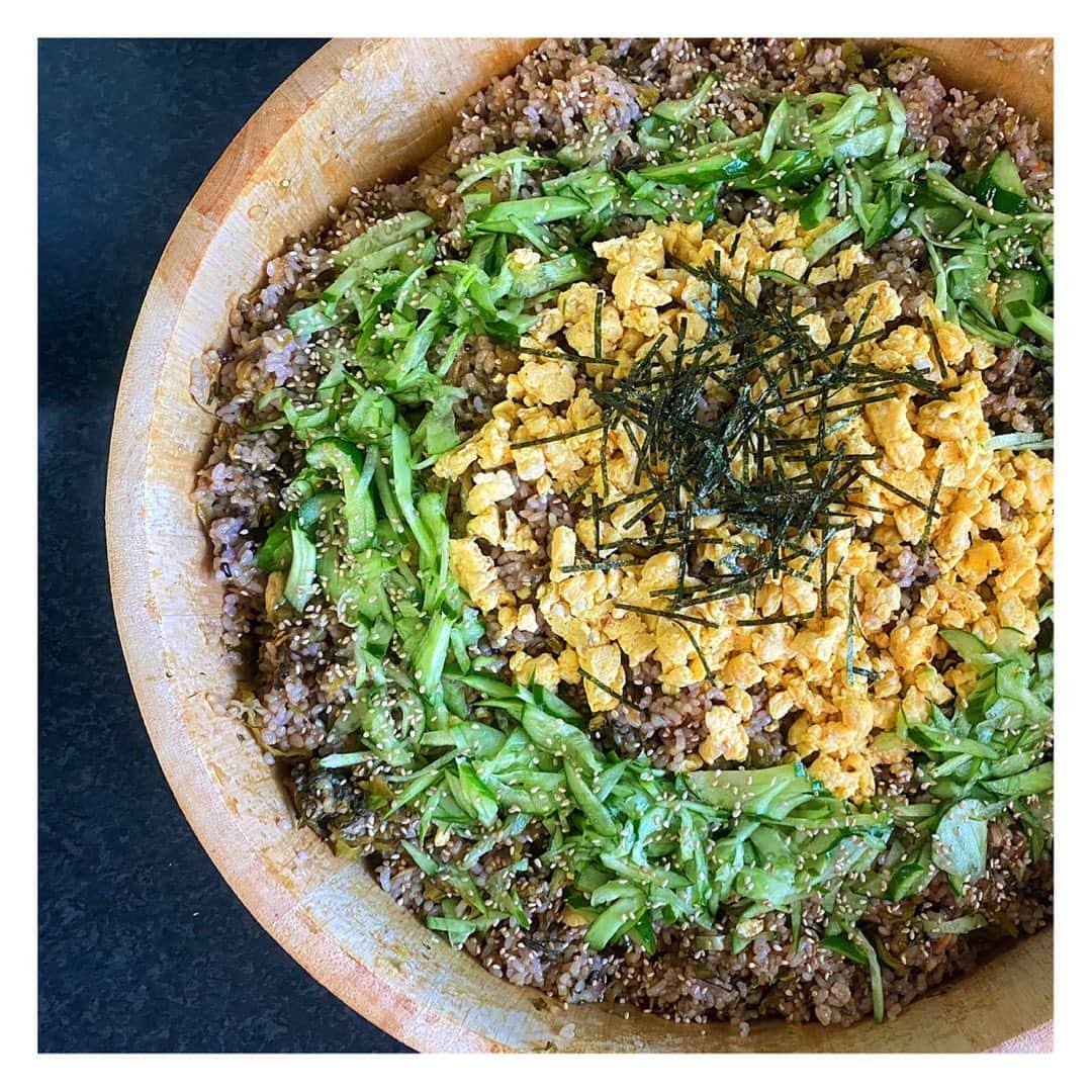 岡本安代さんのインスタグラム写真 - (岡本安代Instagram)「▶︎高菜チャーハン的なっ。 高菜漬物✖️黒米ご飯✖️寿司桶  . ☝️寿司桶は寿司だけのものでない件 ☝️炒めた高菜とご飯を和えて ☝️炒り卵とキュウリの塩もみ ☝️見た目ちらし寿司、味高菜チャーハン ☝️決め手はごま油！ .  #高菜#高菜チャーハン #ちらし寿司 #キュウリ #卵 #漬物 #寿司桶#夏休み #お盆 #夏休み  #子育て#食育#ママ #アナウンサー #お弁当 #５人の子育てママウンサー#岡本安代#ブログ #走り続ける岡本家」8月15日 22時34分 - okamoto.yasuyo