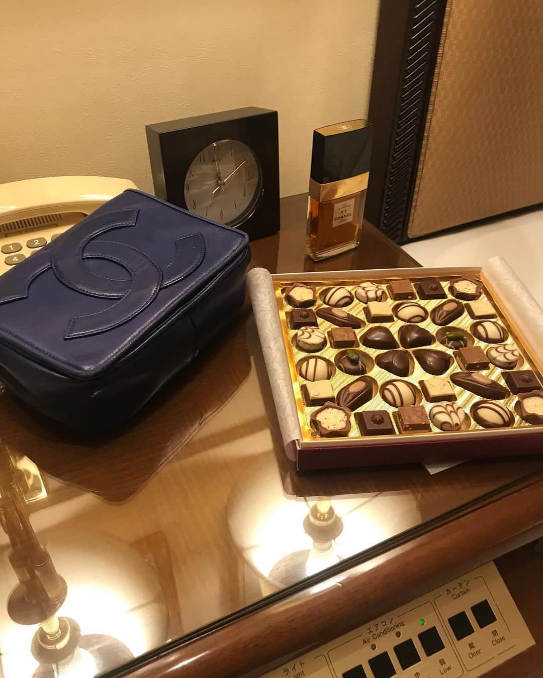 横田彩夏さんのインスタグラム写真 - (横田彩夏Instagram)「💙💚💙💚  #lindor#chocolate#hotelstay#chill」8月15日 22時39分 - picowestwood
