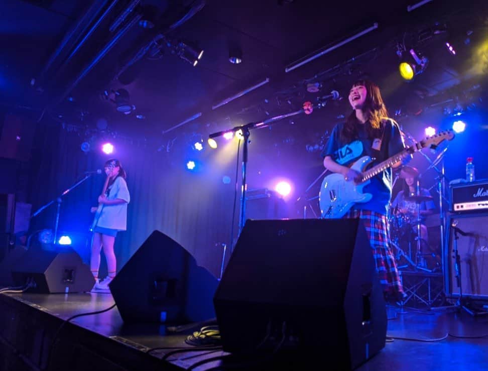 のインスタグラム：「2020.08.15.下北沢Garden🎤 デビューライブ3部公演、 皆さんありがとうございました やっとデビューを迎えられて本当に幸せでした…！ ギターもみんなの前で弾けて嬉しかった楽しかった〜〜🎸 みんなの盛り上がりも最高でした、 今日一日ほんとにありがとう。 ここからがスタートです。 ガールズバンドとして3人でまだまだ精進していきます！これからもよろしくね🌱 ・ #debut #ライブ #下北沢 #Garden #大野姉妹with清原梨央」