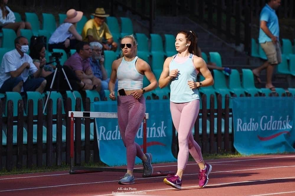 アガタ・フォルカシェブイチのインスタグラム：「Mięśniaki na spacerniaku  #competition #zawody #friends #bff #track #trackandfield #sprint #sprinter #athlete #shreded #girlswithmuscle #fitgirls #tracklife #tracknation #sportaddict #fast #fabulous #fitfreak #gymfreak」