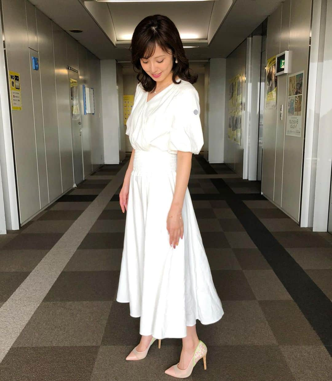 久慈暁子さんのインスタグラム写真 - (久慈暁子Instagram)「* 昨日は夏らしい 白いワンピースを着ました🕊 靴は最近お気に入り。 後ろに花柄のレースが ほどこされているんです💐 ひとめぼれした靴で、 お気に入りの靴を履くと気分も上がります♪ みなさんよい週末を🤍 * #めざましテレビ #白いワンピース #衣装」8月15日 22時48分 - kuji_akiko