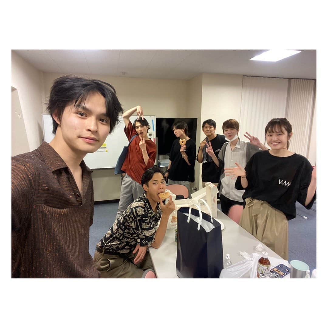 長田成哉のインスタグラム：「これからもっと輝いていく若くて素晴らしい才能達に負けないように、俺も頑張ろう！とホントに思わせてくれた仕事でした。 みんなの活躍が楽しみです。 俺もまだまだ頑張るで！！」