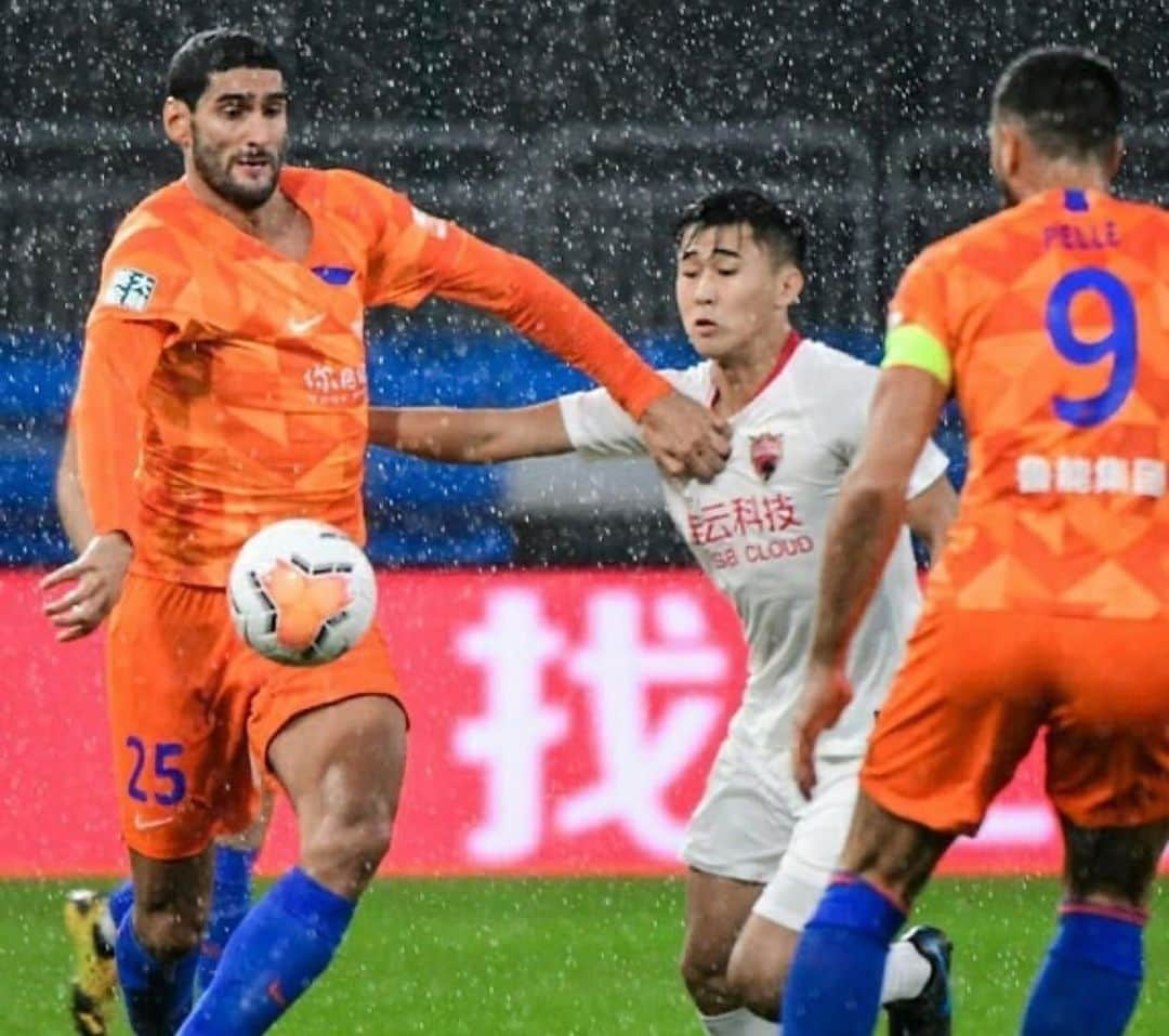 マルアン・フェライニのインスタグラム：「Well done @lunengtaishan 3 points in the pocket ... on the next one ⚽️⚽️⚽️ #goodvibes#determination#attitude# 🦍🦍🦍」