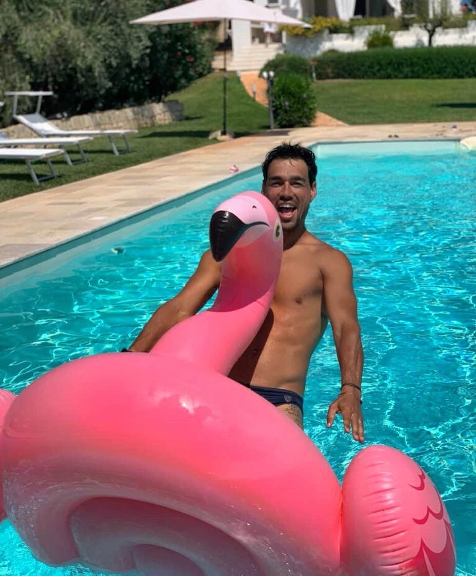 ファビオ・フォニーニのインスタグラム：「Summer Superpowers! 🦩🚀 #ferragosto  #summertime」