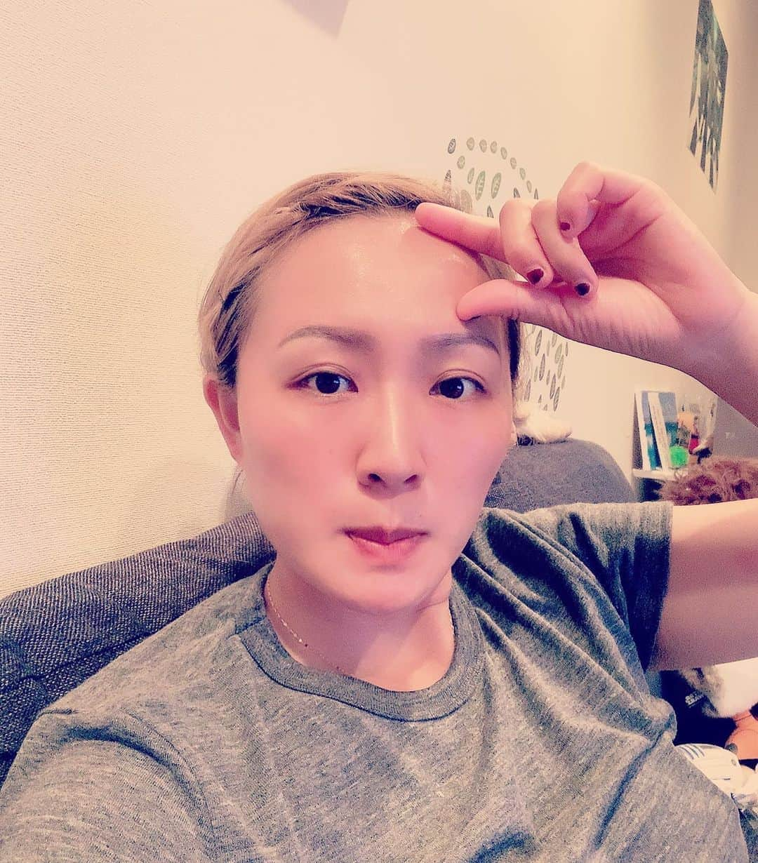 丸山桂里奈さんのインスタグラム写真 - (丸山桂里奈Instagram)「おやすみ。 朝5時。 明日、ロケ。 がんばります🌞🌞🌞 楽しみすぎるロケだから逆に 朝早いのに寝れないパターン 幸せです。 ただ、時期が時期なのでほんと 気をつけないとね。 しっかり免疫力つけて睡眠も。 みんなが幸せなのがいい。 早くワクチンできてくれ😭 おやすみなさい  #でこ #長い #広い #狭いのがいい #顔の半分以上をしめている #でこに暖簾をかけたい #明日も頑張ります #全力で #みんな笑顔で #私も笑顔でいきますよ #おやすみなさい #いい意味で #インスタバエ」8月15日 22時55分 - karinamaruyama