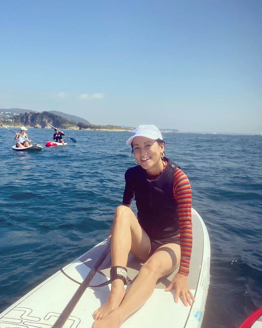 桃生亜希子のインスタグラム：「初めてサップで沖まで行った日。 精神や身体の感覚、風や波を感じること。 　色々な感覚を総動員して進んでいくのが面白かった！ 　充実感120%😂🌞❤️ またやろう！ ときちゃん@tokikonitta 、誘ってくれてありがとう🤍🙏🌈」