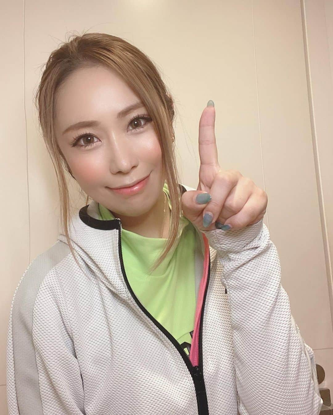 のインスタグラム：「金曜日にGTバーディーズの公式YouTube更新されました⭐️  最近ほんと暑すぎてヤバイね💦 という事ですで… 今回カートバックの中身シリーズ第3弾！！熱中症対策グッズも紹介させていただいてるのでチェックしてね😊  熱中症に気をつけてゴルフ楽しみましょ🏌️‍♀️✨  ------------------------------------------------  https://youtu.be/G6gYDEKrHyI  @golftoday_birdies  #ゴルフ#ゴルフ女子#YouTube#ゴルフ動画#熱中症対策#GTバーディーズ#夏ゴルフ#lecoqsportif #ルコック#ルコックゴルフ#ルコック女子#リジューム#RIJOUME」