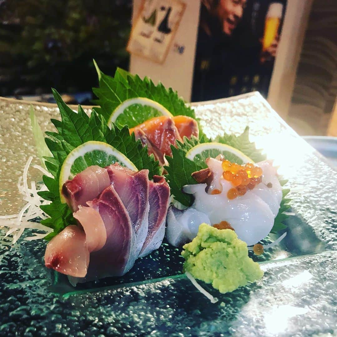 魚壱商店 天王寺店さんのインスタグラム写真 - (魚壱商店 天王寺店Instagram)「みなさんこんばんわ😀 #魚壱商店 の#ひできち です🐟 #夏 も真っ只中、外に出たら電気ストーブに焼かれてるのかと思うほど暑いですね☀️ さて、明日は#お盆 最終日ということで、送り火をする人もいますかね❓ 僕は集合住宅暮らしなので火をつけようもんなら通報🚓されてしまいますので出来ませんが… せっかくなのでお盆にちなんで#きゅうりの1本漬け #やみつききゅうり を明日限定で100円お値引きしましょうか😘 ぜひこの投稿を見せてお声かけください✨(写真と内容の関連性が無いなんて言わないこと！) #写真はお造り3種盛り #タコのお造りおすすめですよ #やみつききゅうりは絶品なのでぜひ #飲食店にお盆休みはない #和歌山のうめぇもん #天王寺 #大阪阿部野橋 #天王寺居酒屋 #駅前居酒屋 #個室 #掘りごたつ #カウンター #魚壱商店天王寺店 #毎日投稿 #あべのハルカス #お造り #まぐろ #本マグロ #飲み放題 #生ビール #和歌山地酒 #和歌山料理 #那智の滝 #和食」8月15日 23時00分 - uoichishouten