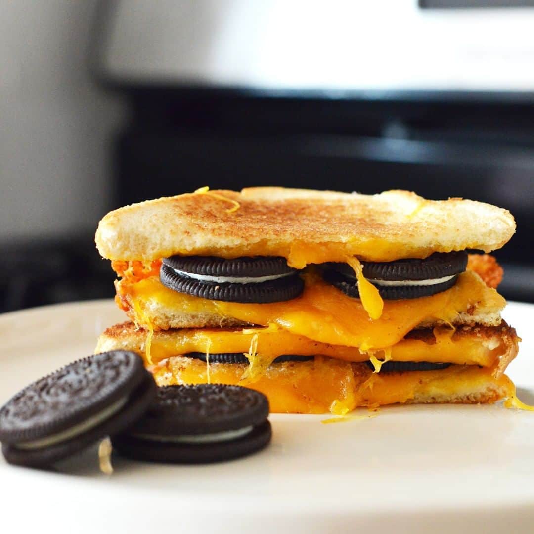 OREOさんのインスタグラム写真 - (OREOInstagram)「We're certain this isn't the grilled cheese you expected, but it's probably got you curious 😉」8月15日 23時00分 - oreo