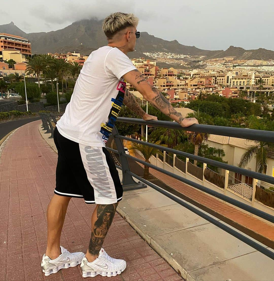 ギジェルモ・バレラのインスタグラム：「Por tenerife con la banda 🤪🏖🏔」