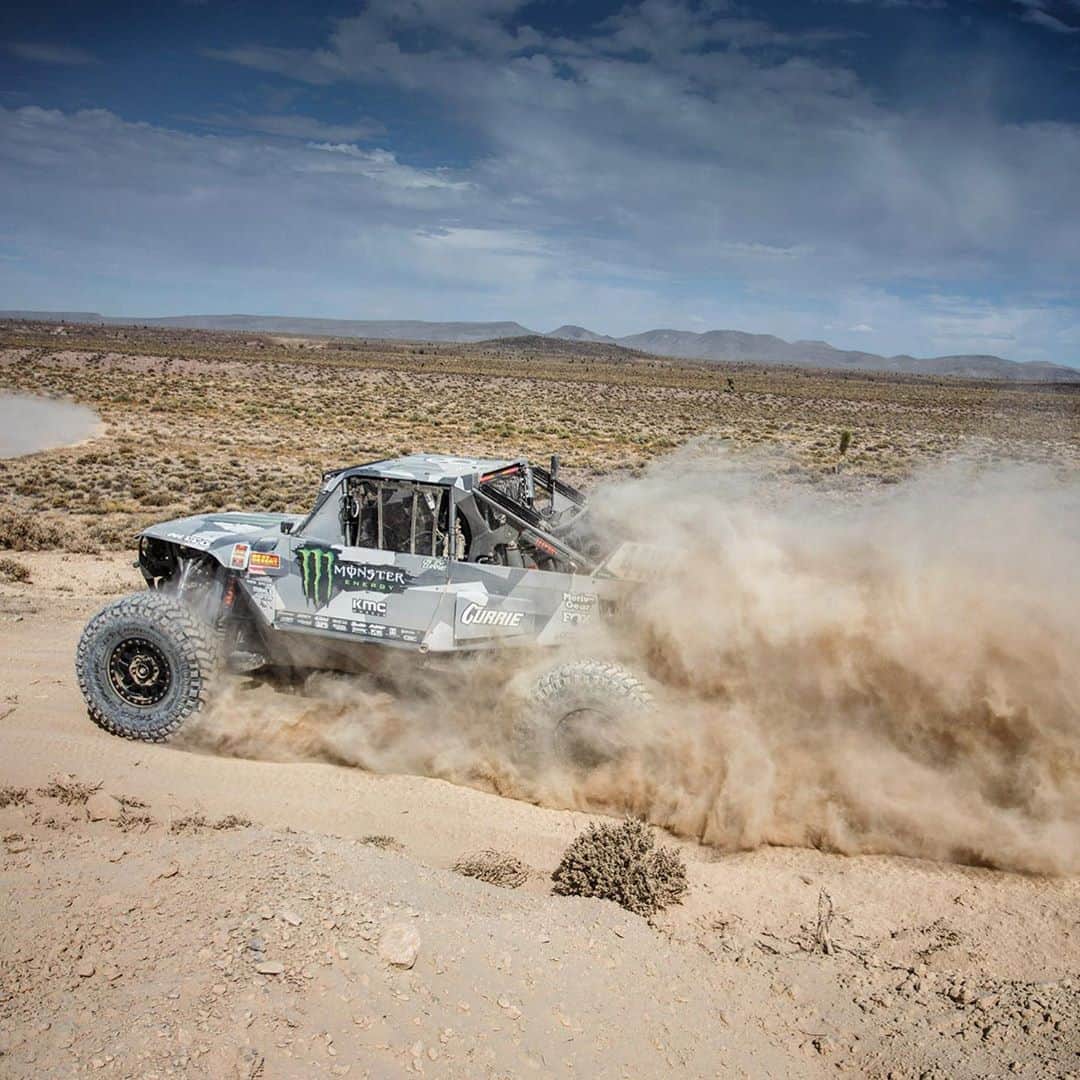 モンスターエナジーさんのインスタグラム写真 - (モンスターエナジーInstagram)「💨🏁 @caseycurrie and his Trophy Jeep take the 4400 class WIN at @BestInTheDesert #Vegas2Reno!! 🏆   #VegasToReno2020 #BITD #Offroad #Racing #Race #Jeep #Win #MonsterEnergy」8月16日 4時27分 - monsterenergy