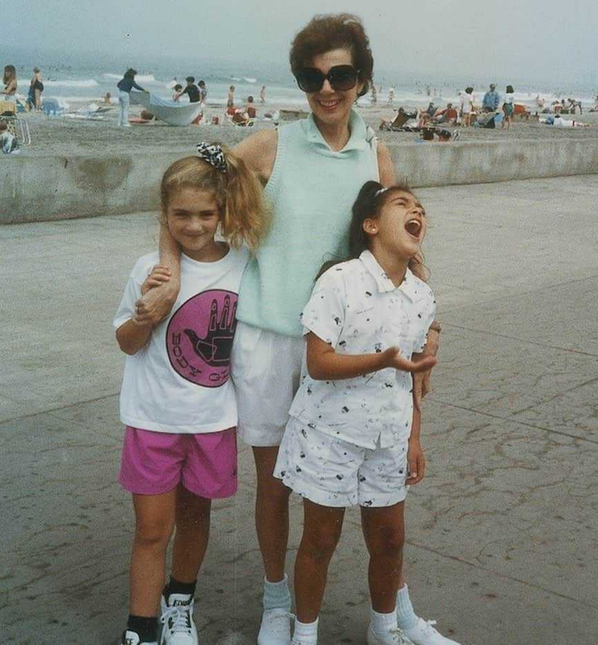 キム・カーダシアンさんのインスタグラム写真 - (キム・カーダシアンInstagram)「My best friend @allisonstatter and I in San Diego. We must have been 7 years old and we would go stay with my grandma for a weekend.」8月16日 4時32分 - kimkardashian