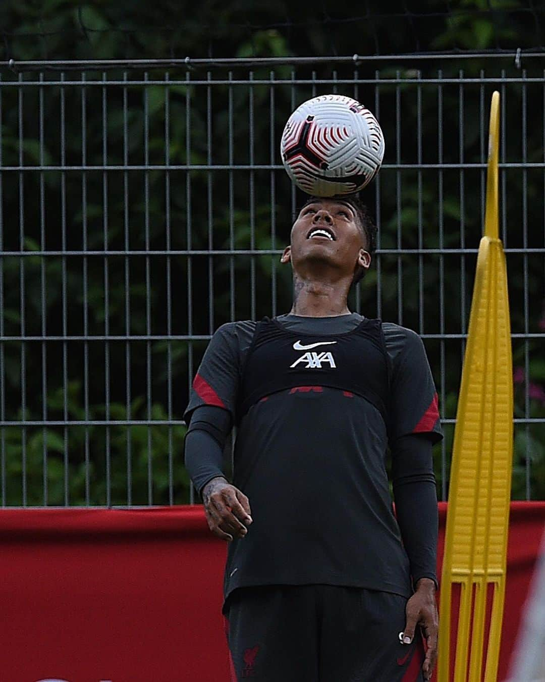 ロベルト・フィルミーノさんのインスタグラム写真 - (ロベルト・フィルミーノInstagram)「Back to training 🙌🏼💪🏽」8月16日 4時32分 - roberto_firmino