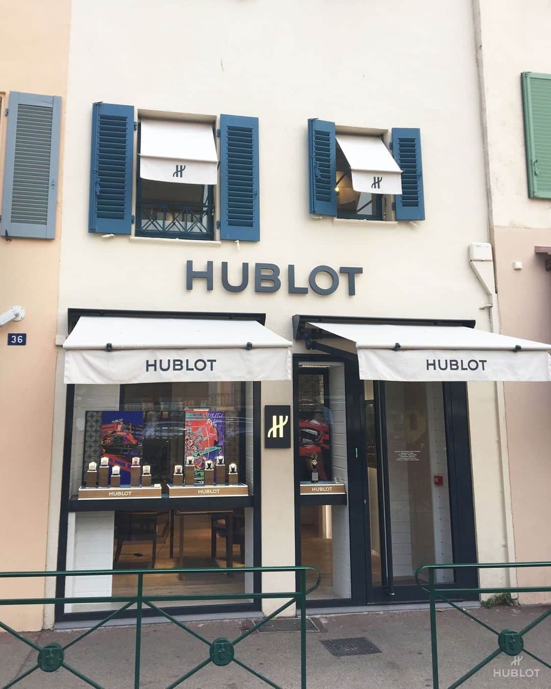 ウブロさんのインスタグラム写真 - (ウブロInstagram)「This summer, come and discover our novelties at our #HublotBoutique in #SaintTropez. #HublotLovesSummer @hublot_saint_tropez」8月15日 23時03分 - hublot