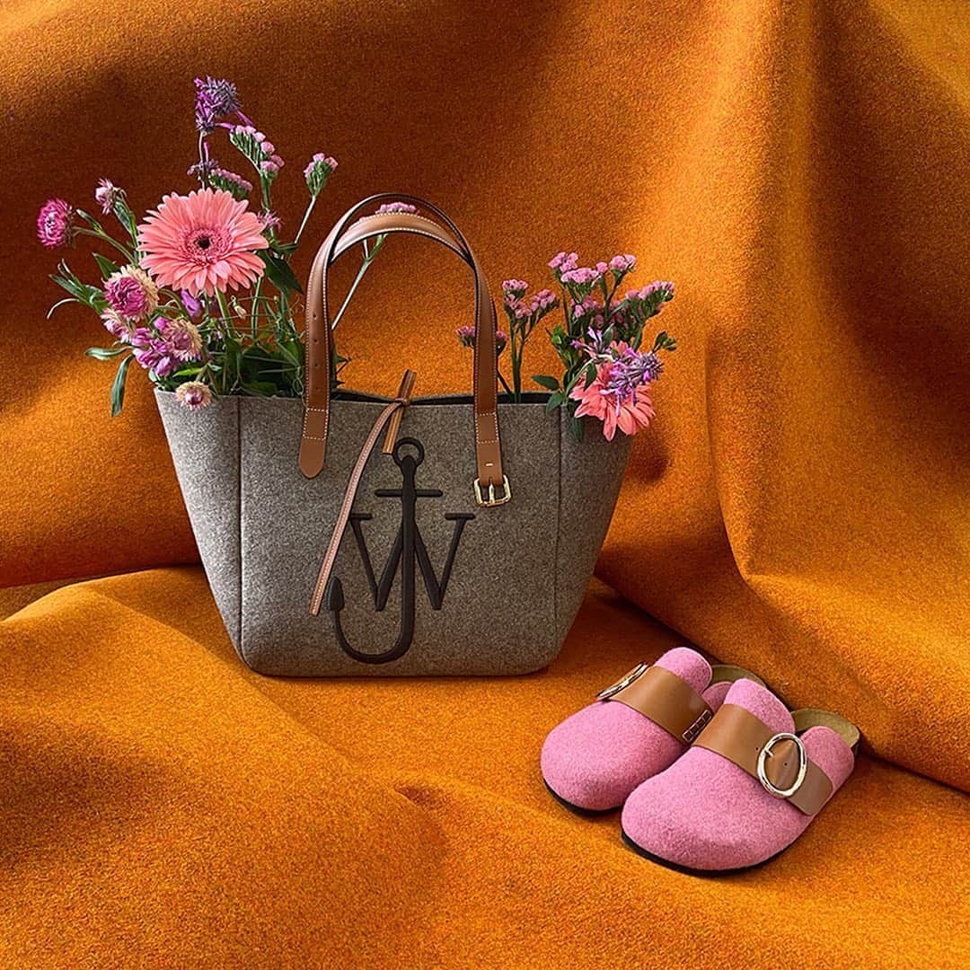 JWアンダーソンさんのインスタグラム写真 - (JWアンダーソンInstagram)「The Taupe Felt Tote meets Pink Felt Loafers. Mix and match your favourite colours at JWAnderson.com」8月15日 23時05分 - jw_anderson