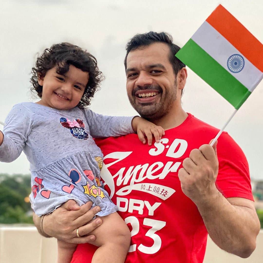 Gaurav Tanejaのインスタグラム：「Happy Independence Day everyone. Let’s be proud of the rich history, diversity this nation has. . Let’s become a little better citizens by being a little more considerate towards each other. . Jai Hind.  This day goes out to our forces at the borders and inland.  . #independenceday #JaiHind #flyingbeast」