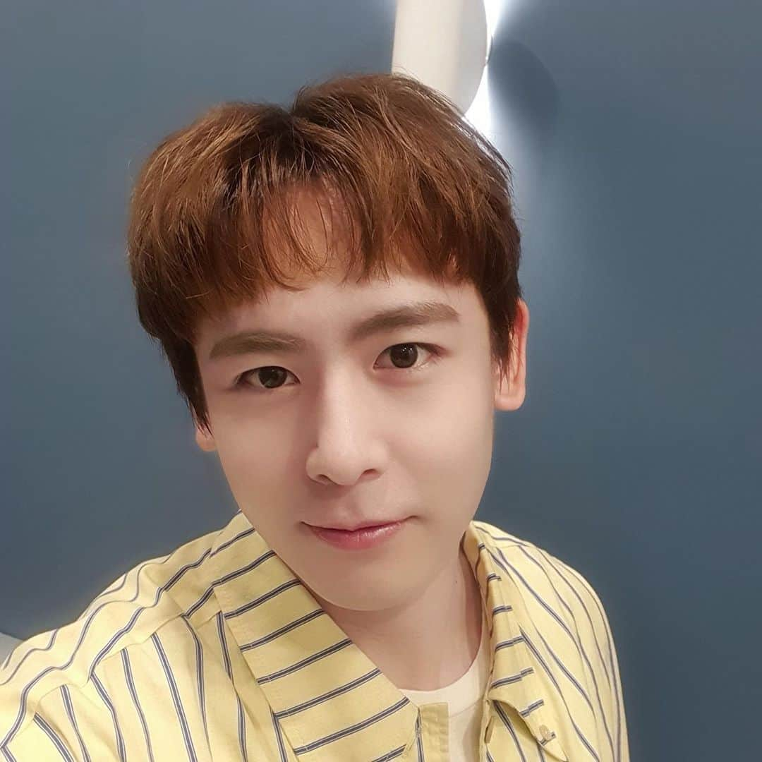 2PMさんのインスタグラム写真 - (2PMInstagram)「시리야 잘생겼다가 영어로 뭐야?  #NICHKHUN #레투스타그램」8月15日 23時19分 - real_2pmstagram