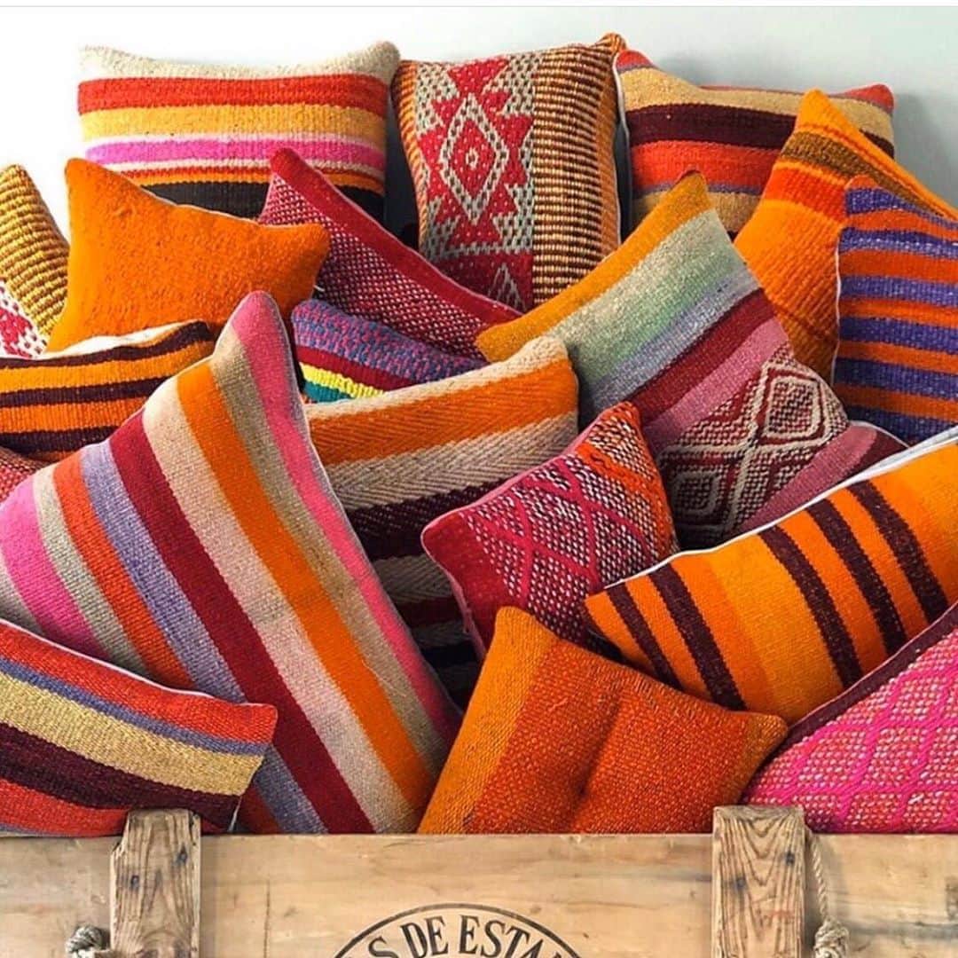 のインスタグラム：「Throw on a some colour this weekend! Aren’t these stunning cushions? Bold, bright and with central American native vibes. Credit: @alfombrasetnicas」