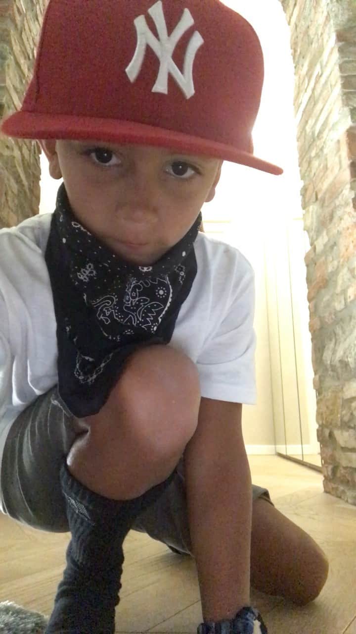 ヨアン・ベナルアンのインスタグラム：「Time is precious dad & son ❤️ @torylanez @6ix9ine #kika」