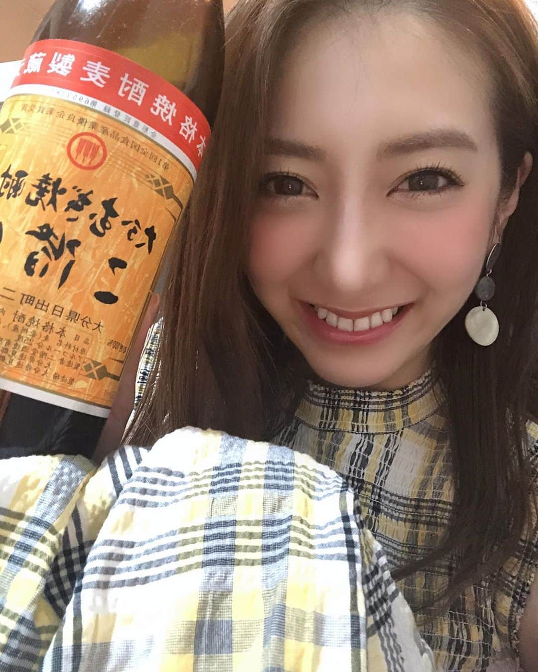 坂本麻子さんのインスタグラム写真 - (坂本麻子Instagram)「. スナック麻子ありがとう ございました💜🥃 いつも通り二階堂の麦茶割で笑 ゆる〜いお部屋でしたが また機会があればお会い しましょう☺️ 段々何回も来てくださる方と 仲良くなってきた気がして 私も楽しかったです💐 . ※本当のスナックだと思って 来てくれた方もいましたが 私は一応タレントです！へへへ #スナック麻子#吉本自宅劇場  #タレント#リモート#zoom飲み #二階堂らぶ#お酒好き」8月15日 23時17分 - sakamoto_asako