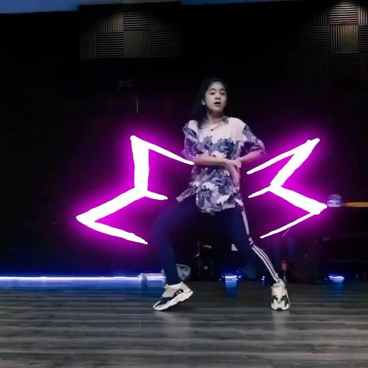 Niana Guerreroのインスタグラム：「shower you with all my intentions 🎶 yuhh lets glowwww! 🤣 sick edit by: @jay_hemrajani 🔥」