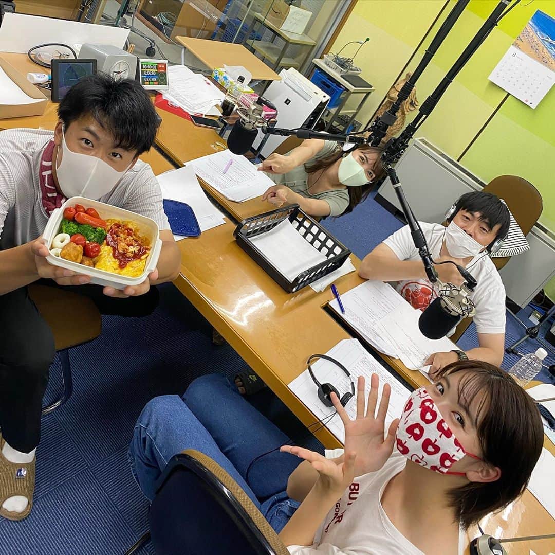のインスタグラム：「相方が僕に愛相方弁当作って来てくれたよ！美味しそう♡ でも皆川Dは昨日誕生日。お弁当食べたかったけど、断腸の思いで皆川Dの誕生日プレゼントに。 だからきっと来週も小野さんは愛相方弁当作って来てくれるはず！ #土曜はDON #お弁当 #あどばるーん #彩香 #吉崎 #皆川D完食 #ハピバ」