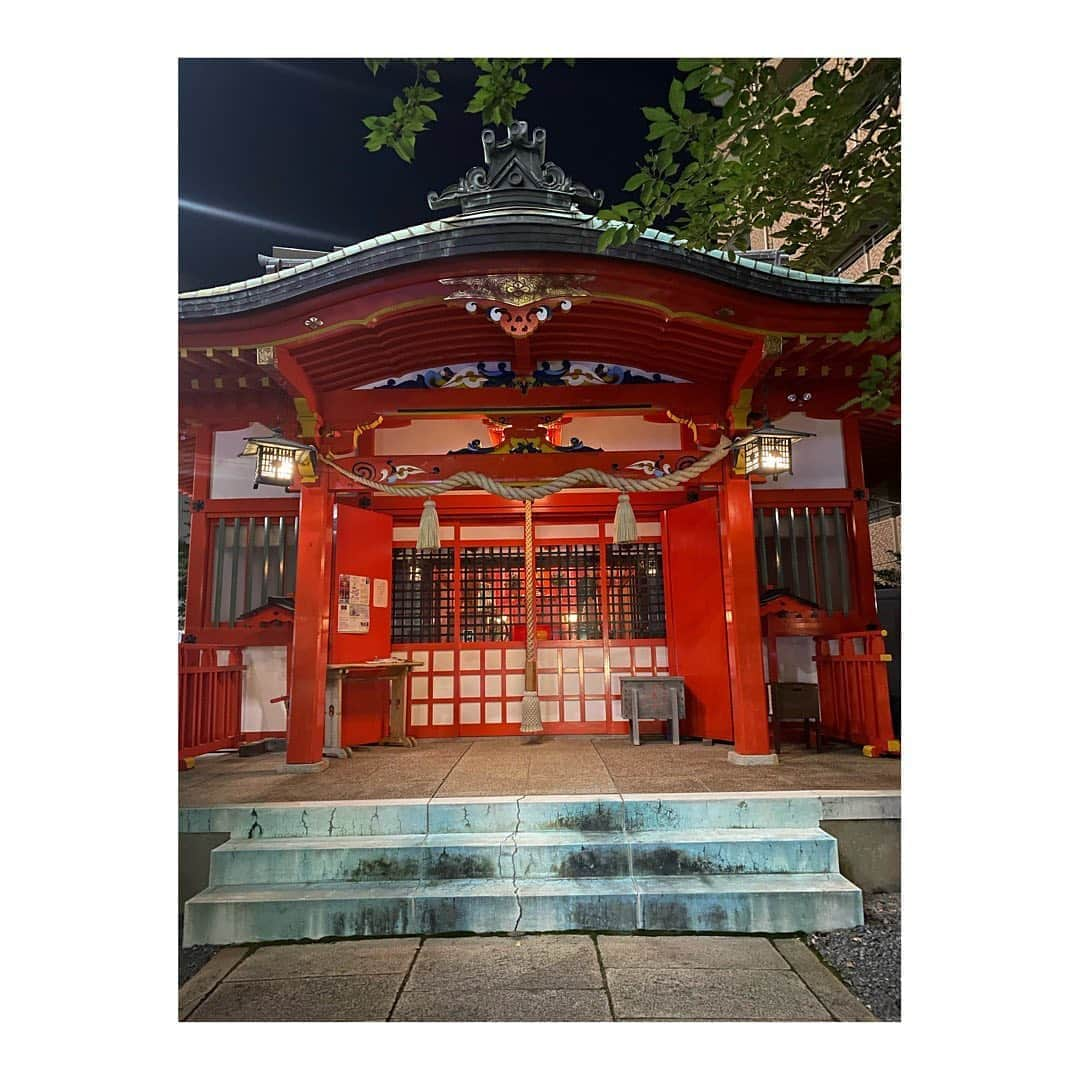 大山百合香さんのインスタグラム写真 - (大山百合香Instagram)「帰り道、四宮神社へ。 平和な日々を願い御参りして 帰ろうとしたら 弱々しいセミの鳴き声が。  気になって探すと ひっくり返ったセミさんが。  何度起こしても、またすぐひっくり返る。そして鳴き声も弱くなってきて…  もうダメかなと諦めながらも 手水舎のお水をかけてみた。 頑張れ、頑張れ〜と声をかける。  そしたら最後の力を振り絞り、羽を広げて空へ飛んでいった🦋  なんだかすごく嬉しくて 涙があふれた。  命在ることに ありがとう。  #8月15日  #終戦から75年  #終戦記念日 #平和を願う日 #命にありがとう」8月15日 23時31分 - ohyamayurika