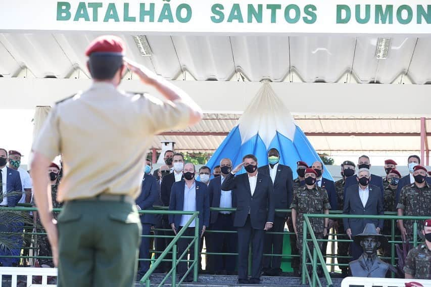 ジルマ・ルセフさんのインスタグラム写真 - (ジルマ・ルセフInstagram)「O Presidente Jair Bolsonaro participou, na manhã deste sábado (15), da Cerimônia de Brevetação dos Novos Paraquedistas, no Rio de Janeiro (RJ).  Fotos: Marcos Corrêa/PR」8月15日 23時32分 - presidenciadobrasil