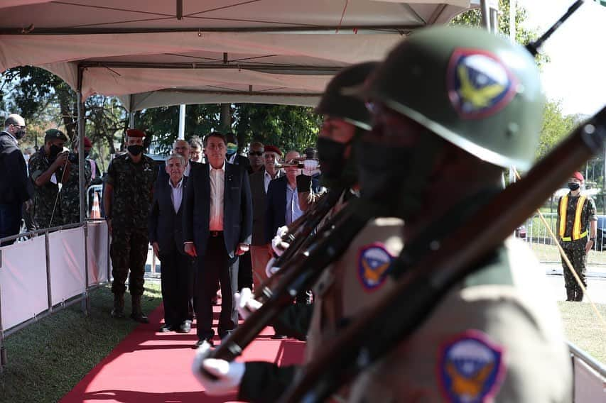 ジルマ・ルセフさんのインスタグラム写真 - (ジルマ・ルセフInstagram)「O Presidente Jair Bolsonaro participou, na manhã deste sábado (15), da Cerimônia de Brevetação dos Novos Paraquedistas, no Rio de Janeiro (RJ).  Fotos: Marcos Corrêa/PR」8月15日 23時32分 - presidenciadobrasil