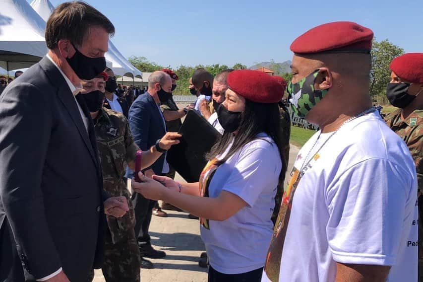 ジルマ・ルセフさんのインスタグラム写真 - (ジルマ・ルセフInstagram)「O Presidente Jair Bolsonaro participou, na manhã deste sábado (15), da Cerimônia de Brevetação dos Novos Paraquedistas, no Rio de Janeiro (RJ).  Fotos: Marcos Corrêa/PR」8月15日 23時32分 - presidenciadobrasil