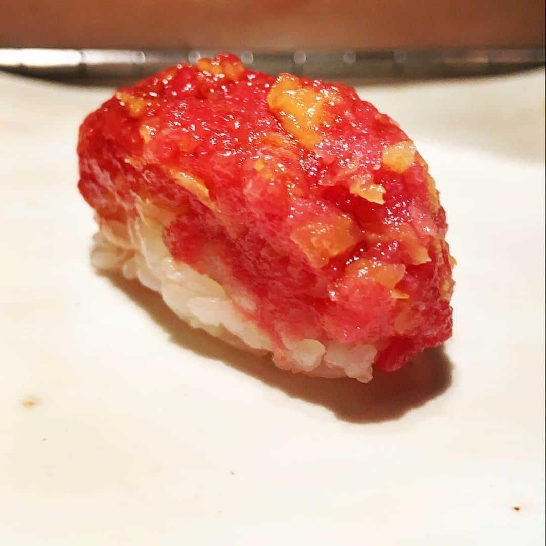 志摩有子さんのインスタグラム写真 - (志摩有子Instagram)「ご褒美お鮨でリフレッシュ。 気のおけない女友達3人でご主人　@1020masa.freedom のシェフズテーブルを堪能。楽しくて美味しい夜。 やま幸のまぐろ三昧素晴らしかった。  #寿司#鮨#すし#sushi #やま幸 #おはぎ」8月15日 23時34分 - ariko418
