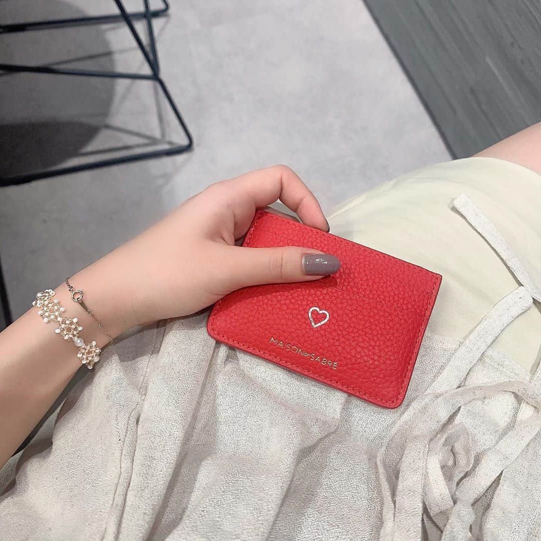 廣川奈々聖のインスタグラム：「手元かわいいと嬉しくなる🐨﻿♡ ﻿ ﻿ 最近よくどこのって聞かれるネイルは #canmake の¨̮  ﻿ 限定色のN44で、このくすんだ紫が 夏から秋にかけてちょうど良いし何の洋服にでも合ってかわいい…﻿ ﻿ キャンメイクのネイルは塗りやすいから大好き！﻿ トップコートも絶大な信頼を置いてる🥰﻿ ﻿ ﻿  ﻿ パスケースは﻿メゾンドサブレ〜色も質感も天才的にかわいい❤︎ ﻿ ﻿ ﻿ ﻿ ﻿ #ワンカラーネイル#セルフネイル#canmakeネイル#くすみカラー#くすみネイル#canmakenail#メゾンドサブレ#手元くら部」