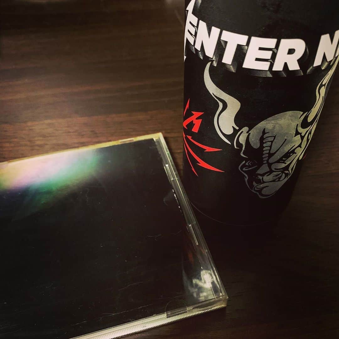 飯田カヅキさんのインスタグラム写真 - (飯田カヅキInstagram)「ユニオンでゲットした﻿ メタリカのビール美味し。﻿ ﻿ せっかくなんでブラックアルバム聴いてる。﻿ ﻿ あとでエンター・サンドマンでも弾こう。﻿ ﻿ #beer #ビール #メタリカ #metallica #enternight #enternightpilsner」8月15日 23時45分 - kazukiiida_strange