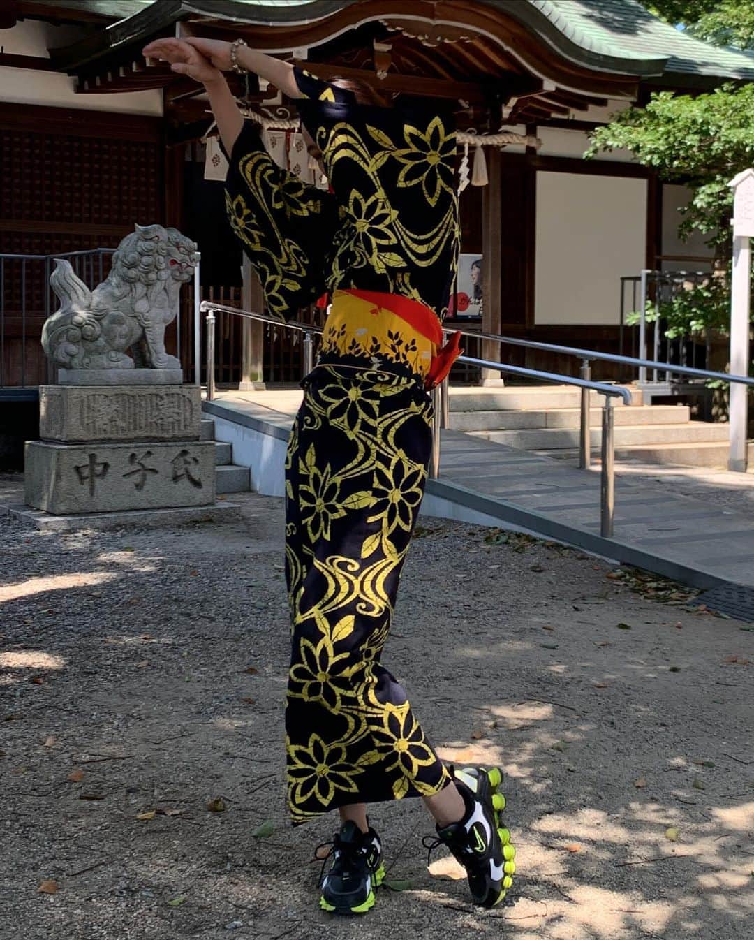 池田莉子さんのインスタグラム写真 - (池田莉子Instagram)「今年もヴィンテージ浴衣🖤💛 バニスカも浴衣を着てみんなでおでかけ🐾 お祭りは、ないけど私服感覚で夏は浴衣を着て 楽しみたいな！！！  #nike #nikeshox #kimono #vintage #sneaker  #浴衣 #ナイキ #ナイキショックス #マルチーズ  #ヴィンテージ浴衣」8月15日 23時39分 - ricoikeda