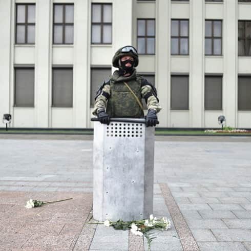 AFP通信さんのインスタグラム写真 - (AFP通信Instagram)「AFP Photo 📷 @sergeigapon - A Belarus' law enforcement officer stads guard in front of a Government building during a protest rally against police violence during recent rallies of opposition supporters, who accuse strongman Alexander Lukashenko of falsifying the polls in the presidential election, in central Minsk on August 14, 2020. Crowds of workers walked off the job on August 14, 2020, at several factories in Belarus's capital Minsk in support of the opposition calling for leader Alexander Lukashenko to step down. Hundreds of workers marched from the Minsk Automobile Plant (MAZ) and the Minsk Tractor Works (MTZ) after the opposition called for strikes against Lukashenko's disputed claim to have won re-election. #belarus」8月15日 23時41分 - afpphoto