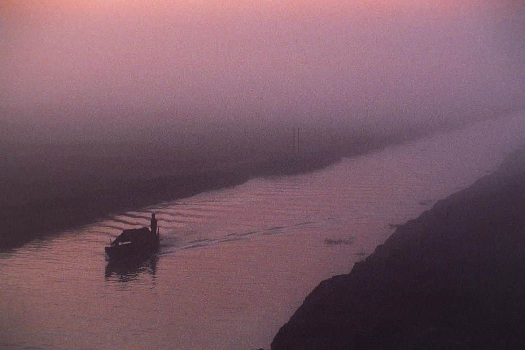 Michael Yamashitaさんのインスタグラム写真 - (Michael YamashitaInstagram)「Mist veils the dawn over a canal in Vietnam’s Mekong Delta.  Over 1800 miles of canals provide the main transportation network where boats outnumber the cars and waterways, the roads.  The Delta is in danger, due to record drought, climate change and upstream dam projects. Water levels this year have reached an all-time low, endangering the livelihood of the farmers and fishermen who live and work along its banks. Hoping for extra heavy rains this season to bring the Mekong back to its former levels.  #mekongriver #mekongdelta #vietnam #climatechange」8月15日 23時53分 - yamashitaphoto