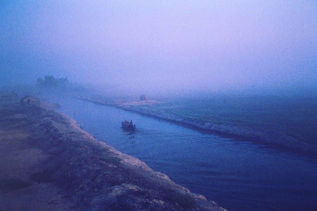 Michael Yamashitaさんのインスタグラム写真 - (Michael YamashitaInstagram)「Mist veils the dawn over a canal in Vietnam’s Mekong Delta.  Over 1800 miles of canals provide the main transportation network where boats outnumber the cars and waterways, the roads.  The Delta is in danger, due to record drought, climate change and upstream dam projects. Water levels this year have reached an all-time low, endangering the livelihood of the farmers and fishermen who live and work along its banks. Hoping for extra heavy rains this season to bring the Mekong back to its former levels.  #mekongriver #mekongdelta #vietnam #climatechange」8月15日 23時53分 - yamashitaphoto