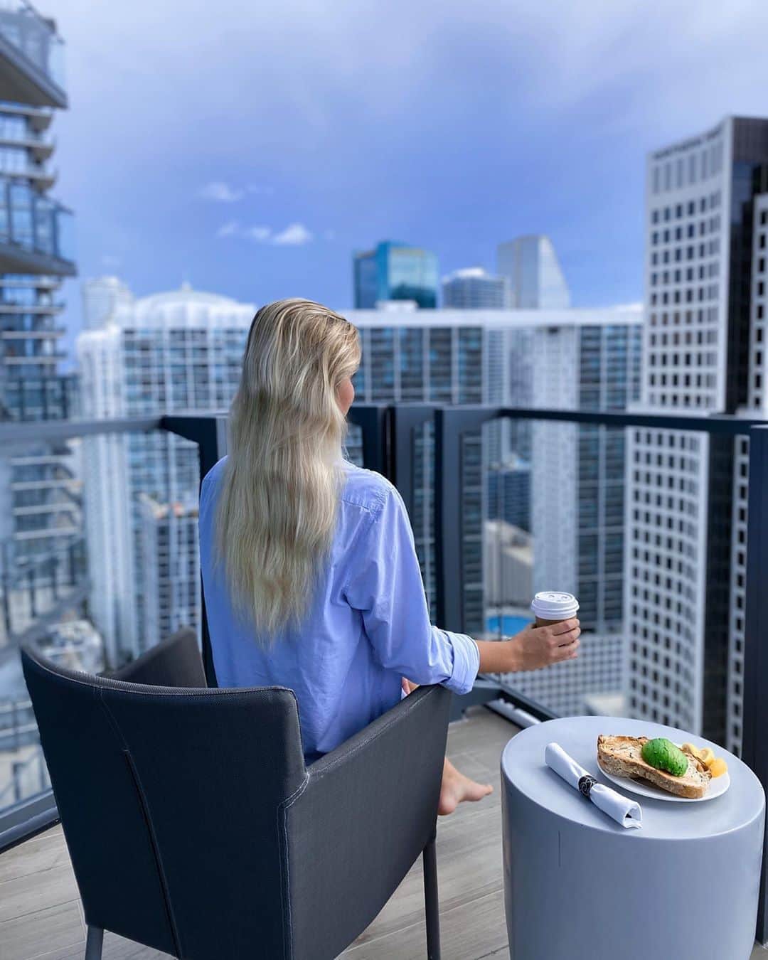 サシャ・カリスのインスタグラム：「Good morning! @eastmia  Guess my favorite breakfast 😉」