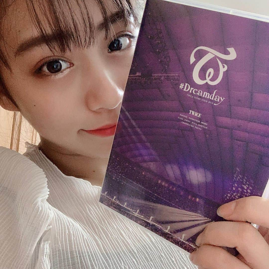 坂本遥奈さんのインスタグラム写真 - (坂本遥奈Instagram)「→→ 『TWICE DOME TOUR 2019 "#Dreamday" in TOKYO DOME』を観ました👀✨  最近ずーっと曲は聞いてるんだけど、 ライブDVDをfullで観るの初めてでした。 ドームツアーという夢のステージで、 とっても素敵な演出💃💃 メンバーのみんながほんっとに キラキラ輝いてて、、輝きすぎて、、 眩しかった〜〜🤦🏻‍♀️  元々サナちゃんとモモちゃんの2人推しかなぁって思ってたけど、最近チェヨンちゃんがすごい気になってて、  DVD観てて、画面に映るたびにかわい！ ってめちゃくちゃ言ってたの ナヨンちゃんだったことに気づいた。  も〜〜みんな魅力的すぎて、 推しを選ぶの難しい…🤦🏻‍♀️🤦🏻‍♀️  #TWICE#Dreamday#once」8月16日 0時02分 - haruna_sakamoto_official