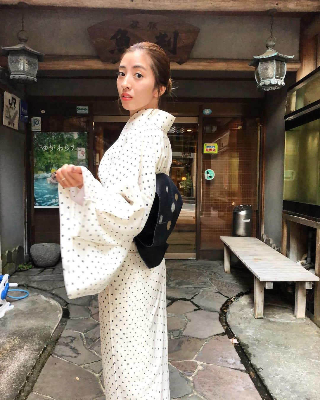 谷澤杏奈さんのインスタグラム写真 - (谷澤杏奈Instagram)「🙇🏽‍♀️  若女将業も明日の午前で一旦終了です😌  また来月育児との兼ね合いをみながら 週末若女将を少しずつ復活させていくので よろしくお願いします💓  インスタコラボ企画などこれから色々企画も 立てていくのでチェックお願いします🙏🏽  #着物#若女将#魚判#旅館#和服#浴衣 #japanesetraditional#kimono#kimonostyle #湯河原#着付け#着物のある生活#着物女子 #若女将のいる旅館#若女将業復活#男の子ママ #子供連れok #子供連れ歓迎 #2児ママ#2児ママライフ #2児ママ若女将ライフ#浴衣コンテスト#浴衣ヘアアレンジ #週末若女将#会いに行ける若女将#若女将に会いに行こう #若女将に会いにきてね#おまちしております」8月15日 23時55分 - anna.uohan