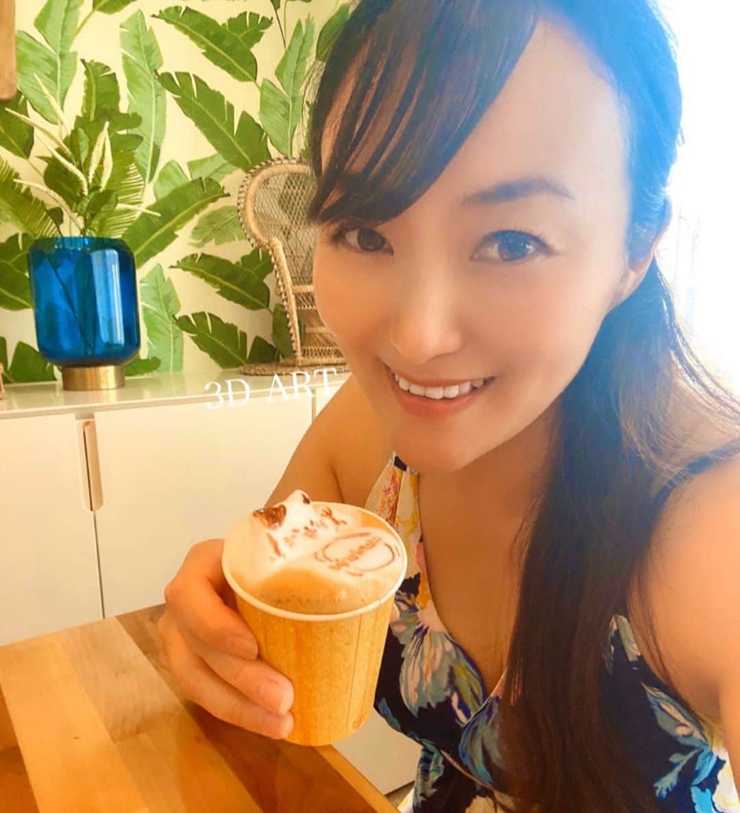 鈴木あさみのインスタグラム：「Summer Party！ Do you know 3D cafe latte art? ☕️  3密避けて、室内で夏祭り❣️  初めての３Dカフェラテアート！☕️ 「@asamirecipe 」と書いていただき、可愛く、感激❤️  フォークとスプーン🍴をリクエストしてみました。  芸術ですねー☕️  カフェラテアートを飲んだ！動画は2枚目にあるので、見てください→  今までカフェラテアートは書いてもらったこと何回かありますが、３Dアートは立体感があって、迫力があるなあ♡  『bine納涼祭』という夏祭りに行ってきました～！  夏は浴衣を着て、神社のお祭りに行きたいけど、今年は我慢の夏。  ウルフギャングのハンバーガーにかき氷！  可愛すぎる空間の中で、たくさん夏気分を味わえて楽しいイベントでした！」