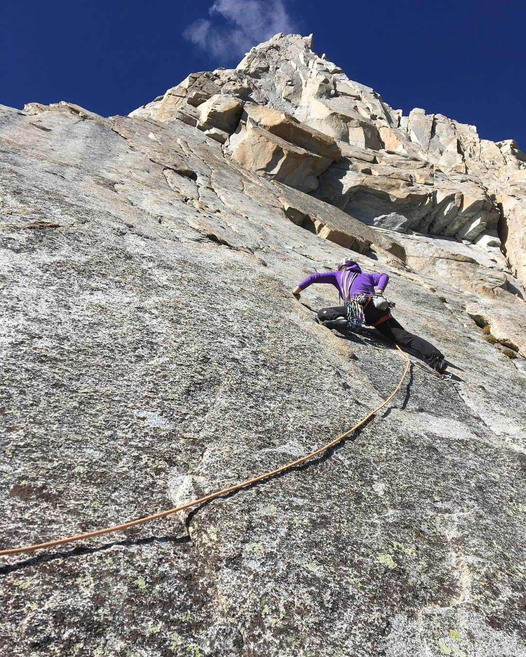 エミリー・ハリントンさんのインスタグラム写真 - (エミリー・ハリントンInstagram)「Lil’ Sierra mission w the one and only @hannahlily17 // Picture Peak lived up to its name! I hadn’t moved fast on granite since before I fell last November and it felt so nice to feel some confidence again. Lake dips, canned wine, and all the candy got us to the tippy top along w our keen mountain sense & enlightening conversation. Also pro tip: if you forget your approach shoes on a ledge partway up a route and don’t remember until it’s too late - well don’t do that. 9 miles of hiking w some talus scramblin’ mixed in in @lasportivana TC professionals and/or bumblebee socks w leukotape (I tried both) is less than ideal but profoundly character building if you’re into that type of thing... @petzl_official // @thenorthface #wallsaremeantforclimbing」8月15日 23時59分 - emilyaharrington