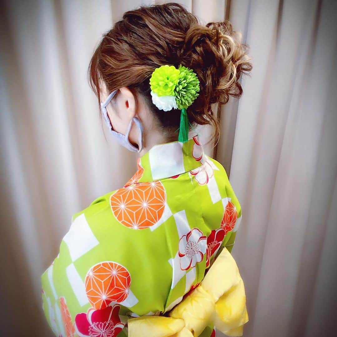 佐咲紗花さんのインスタグラム写真 - (佐咲紗花Instagram)「. レギュラー回としては半年ぶりの 「佐咲紗花 ACOUSTIC LIVE passage〜August〜」 ありがとうございました✨ 今年最初で最後であろう浴衣です。 ８月の誕生石・ペリドット色に寄せました。 メイクも珍しく黄色オレンジで、 キラキラパーツも乗せました🤩  今回のセットリストも大好きな曲だらけでしたが、 中でも僕天のアレンジが好きだったな🥰  チケットの購入は8/20(木)23:59まで アーカイブで8/21(金)23:59まで 可能ですので 後追いさんもどうぞ…😘 https://t.pia.jp/pia/event/event.do?eventBundleCd=b2063226   ‪#佐咲アコライ‬ #パスタ  #AcousticLiveStreaming   (スタパでアコースティックで浴衣を着ると 美郷あきさんのライブを思い出しますね✨)」8月15日 23時59分 - sasakisssayaka