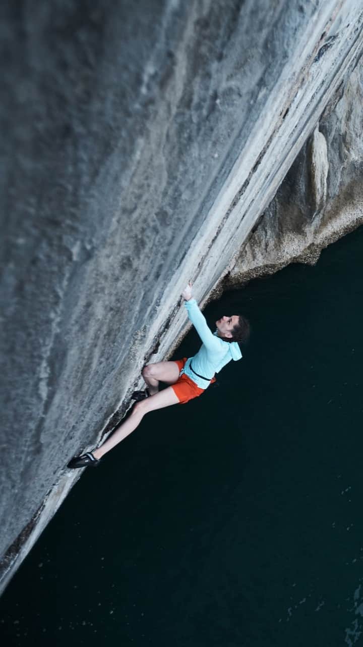 マウンテンハードウェアのインスタグラム：「If you missed the YouTube premiere of DEEP WATER, watch it here and see how @timemmett and @kyra_condie work together on “Streak of Lightning,” one of Vietnam’s most challenging deep-water solos.  Directed By Jon Glassberg (@jonglassberg) A Film By Louder Than Eleven (@louderthan11) (lt11.com)  Presented By Mountain Hardwear Executive Produced By Matt Burbach, Jon Glassberg Produced By Tyler Young Starring Kyra Condie, Tim Emmett Video By Kyra Condie, Tim Emmett, Jon Glassberg, Josh Uhl Cover Photo By Francois Lebeau (@francoislebeau) Location Sound Mike Wideburg Assistant Director of Photography Josh Uhl Drone Operation By Jon Glassberg Edited By Jon Glassberg, Erik Tobeler Sound Design By Jon Glassberg & Mike Wideburg Original Composition By Fizzix Productions (fizzixproductions.com)」