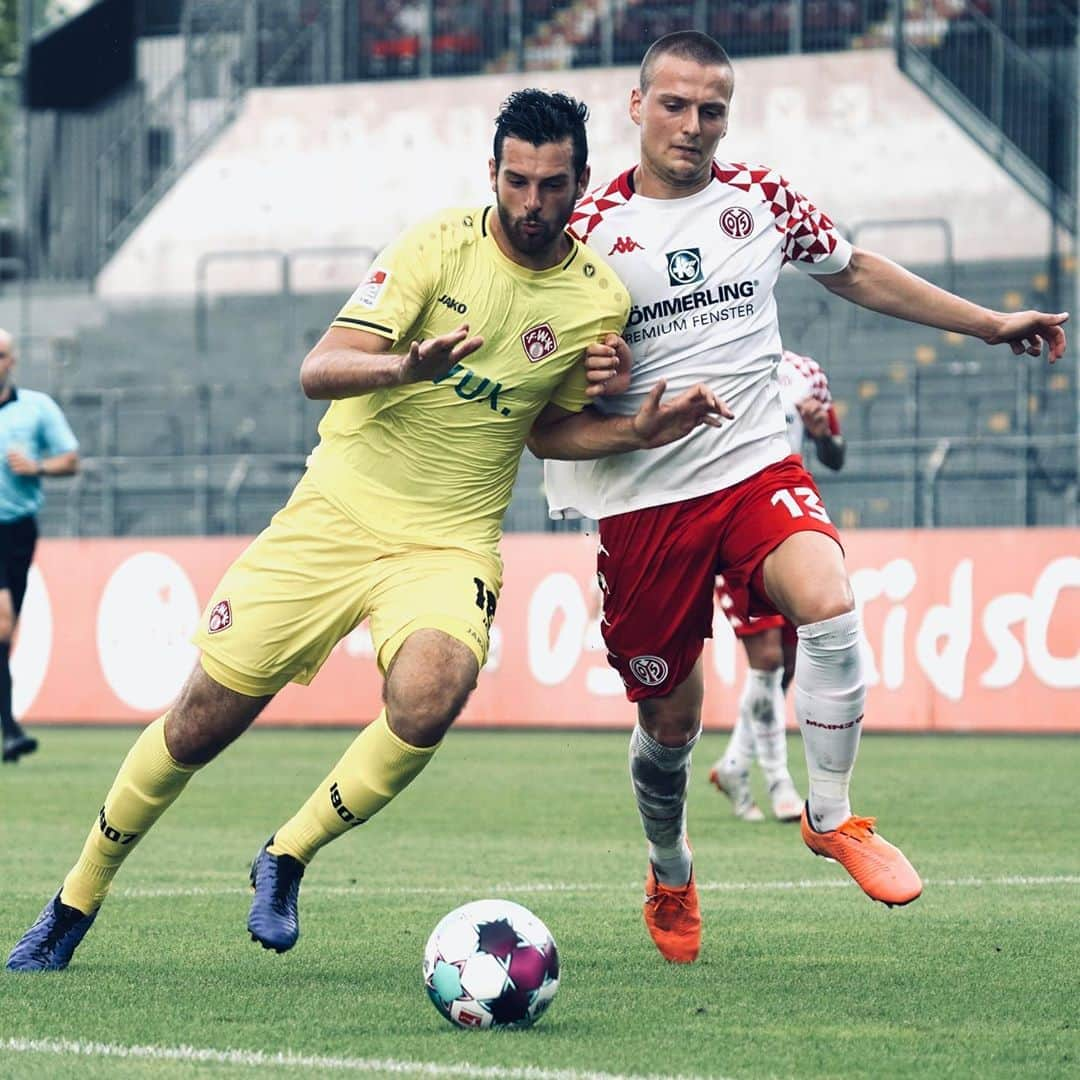 1.FSVマインツ05さんのインスタグラム写真 - (1.FSVマインツ05Instagram)「Siegen tut gut, auch wenn es noch nicht um Punkte geht! 🤟🔴⚪️ #Mainz05 #Testspiel 🆚 @wuerzburgerkickers1907 #Fußball #Preseason #Vorbereitung」8月16日 0時01分 - 1fsvmainz05