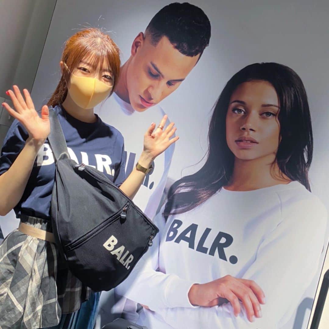 ぱいぱいでか美のインスタグラム：「BALR.の展示会結構前にお邪魔しました☻ ꙳ #BALR #exhibition ꙳ なんか載せそびれてました(T . T)！ そこそこのタイムラグ。てへへ。 BALR.さんのスポーティーなアイテムが好きなので 今回は思い切ってジャージを上下でつけさせてもらいました！ スポーツの秋に備えるぞ〜 よく使うカバン、引くほど物が入りませ！！！！！！ なんといつも着てる衣装が普通に入ります。 ありがてぇありがてぇ！」