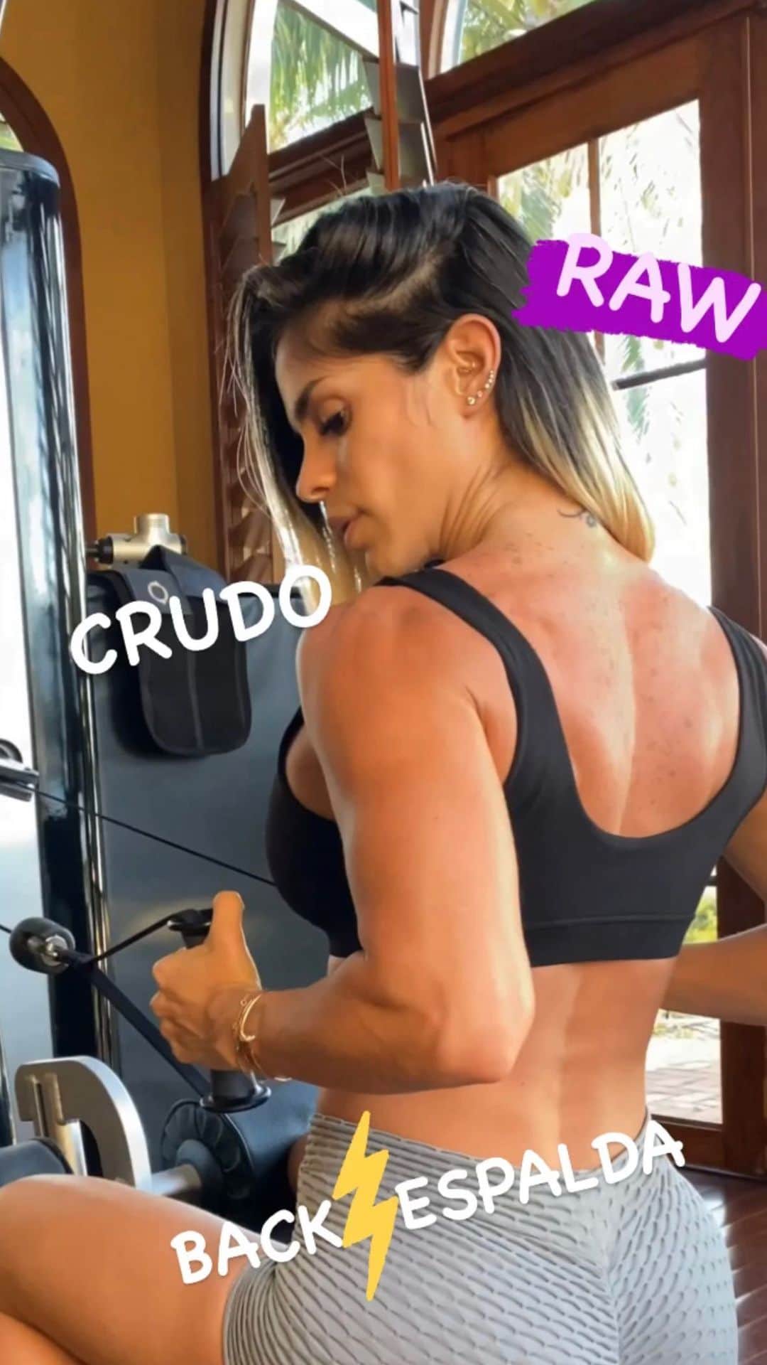 Michelle Lewinのインスタグラム：「Are you with me?🤨 4 basic badasses for the back.  1️⃣15 reps / 5 sets 2️⃣12 reps / 4 sets 3️⃣10 reps / 3 sets per arm 4️⃣15 reps / 5 sets  Please note🅰️ -The @one0one_101 waist belt I wear in the last exercise, is to get the tension AWAY from the lower back so you can concentrate on the upper part, which we are focusing on now.  Please note... 🅱️🤔 -You will not die if you are not wearing the belt when working out. You won't. But it WILL for sure help you prevent injuries and over training, which leads to irritating pain / lack of sleep / bad mood. That’s kinda why I’m being annoying about it.  The lower back is a muscle you activate every single day, and since it is a muscle as all other muscles, it needs rest.  We all need rest! If not, we get destroyed. And for the lower back to recover.... hmmm.. rest... face up...🤨  FACT (that you maybe wasn't aware of, but here it is): -Lower back is very involved in every standing and sitting exercise. It's when you are lying down, face up, with your abs flexed where the lower back will get some rest. And only then. Every wonder why so many people have lower back issues? Maybe now it makes better sense?  Music @smashintopiecesofficial」