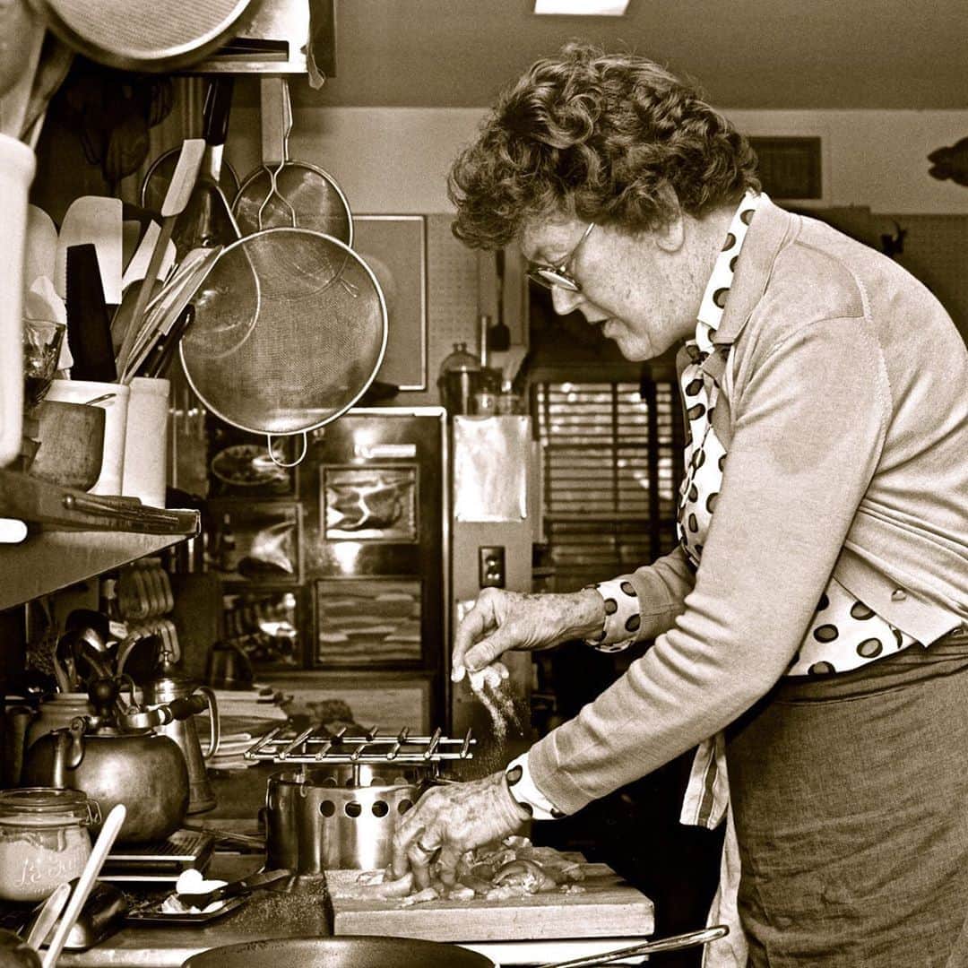 国立アメリカ歴史博物館さんのインスタグラム写真 - (国立アメリカ歴史博物館Instagram)「Julia Child, born on this day in 1912, had a tremendous impact on food and culinary history in the United States. Through dozens of books and television series, she encouraged people to care about food and cooking. This 1978 photo shows Child preparing a meal in her home kitchen in Cambridge, Massachusetts. Today, Julia Child’s kitchen and its contents are a part of the museum’s collection.   In the 1950s, public television programming consisted mainly of lectures, book discussions, science demonstrations, and classical music performances. Julia Child marched into this rarefied atmosphere in 1962 for a book review show on Boston's WGBH-TV with her new book, Mastering the Art of French Cooking. She also brought her husband Paul and a copper bowl, balloon whisk, apron, and eggs. The enthusiastic response to her demonstration of how to make an omelette launched WGBH's hit series, The French Chef. Child's performances on The French Chef and later TV shows inspired many Americans to conquer their fears of the unfamiliar and to expand their ideas about ingredients, flavors, tools, and techniques.  This year, our 6th Annual #SmithsonianFood History Weekend and Gala from Home will be entirely online—welcoming the world to the table, as Child would have done. From October 15-17, join us and others around the world as we dig into this year's theme, Food Futures: Striving for Justice, through a dynamic series of online talks, demonstrations, interactive conversations, and activities. Follow the link in our bio to learn more about this year's event: s.si.edu/SmithsonianFood  #FoodHistory #SmithsonianFood #JuliaChild #WomensHistory #BecauseOfHerStory #AmericanHistory #EntertainmentHistory #TVHistory #TelevisionHistory #CookingHistory #CookingShow #OTD #TDIH  Major support for the 2020 Smithsonian Food History Weekend and Gala from Home is provided by the Winiarski Family Foundation, @juliachildfoundation, and @brewersassoc, with additional support from @nordicwareusa, Potomac Construction Services, and @wegmans.」8月16日 0時20分 - amhistorymuseum